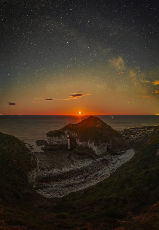 Waning Gibbous Moon & Milky Way Above the Drinking Dinosaur | Flamborough June 2026