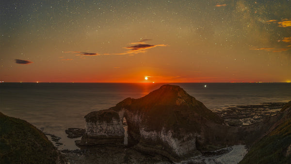 Waning Gibbous Moon & Milky Way Above the Drinking Dinosaur | Flamborough June 2026